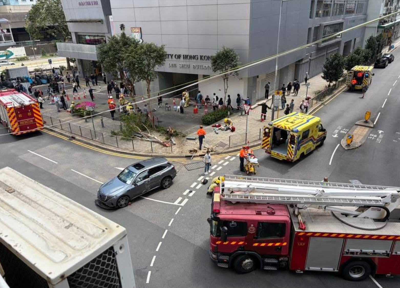 九龍灣私家車剷上行人路最少9人傷　欄杆樹木都被撞斷　網圖可見3人躺路面 (FB@BOSCO CHU)