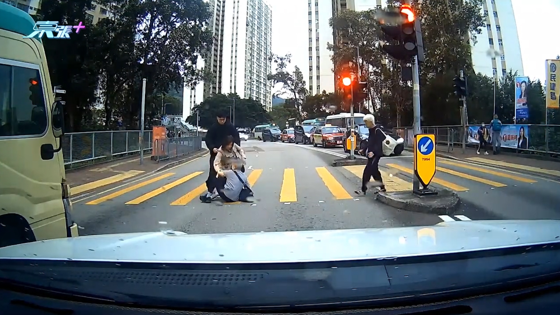 車Cam直擊｜老人衝燈不慎仆倒馬路　片主呼籲體諒反被罵：等下會死咩？