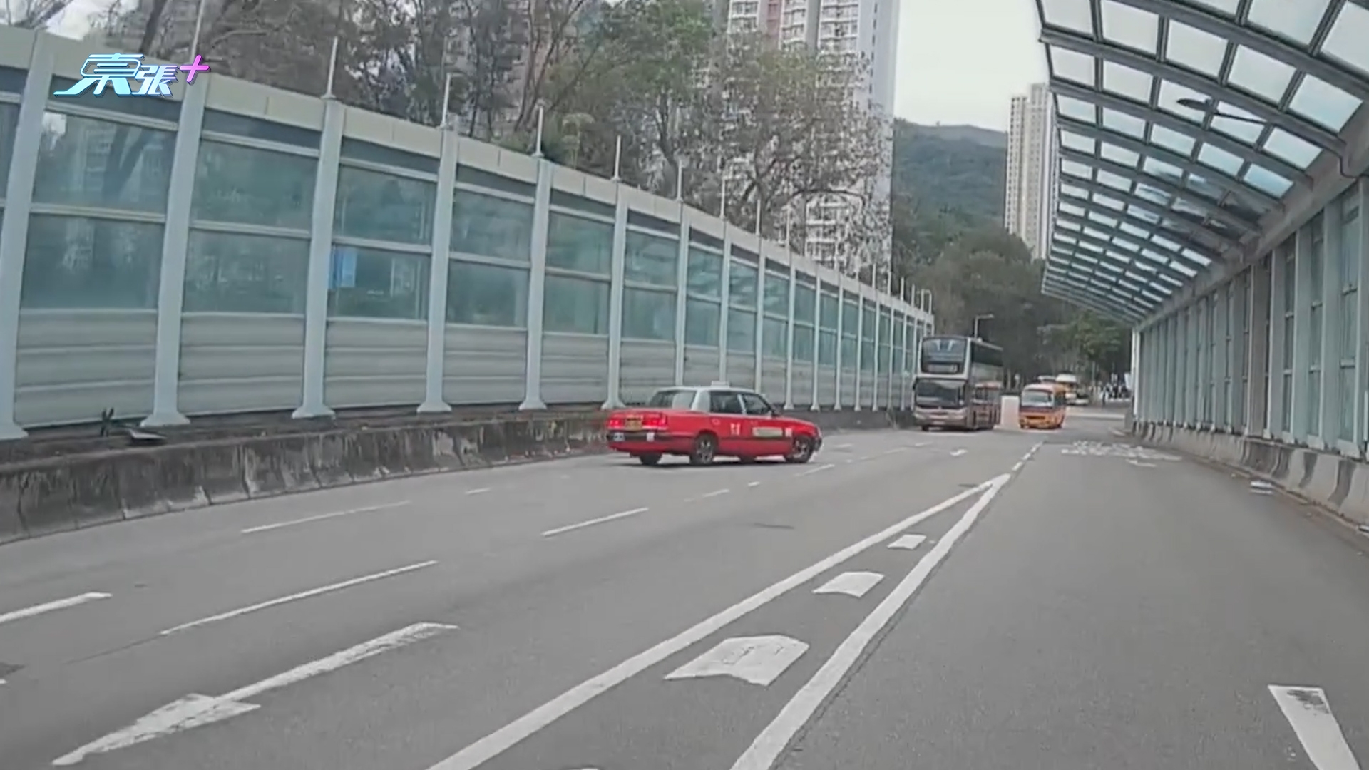 車Cam直擊｜的士行錯路變逆線行駛仲當眾Uturn　網民：以為北上自駕？