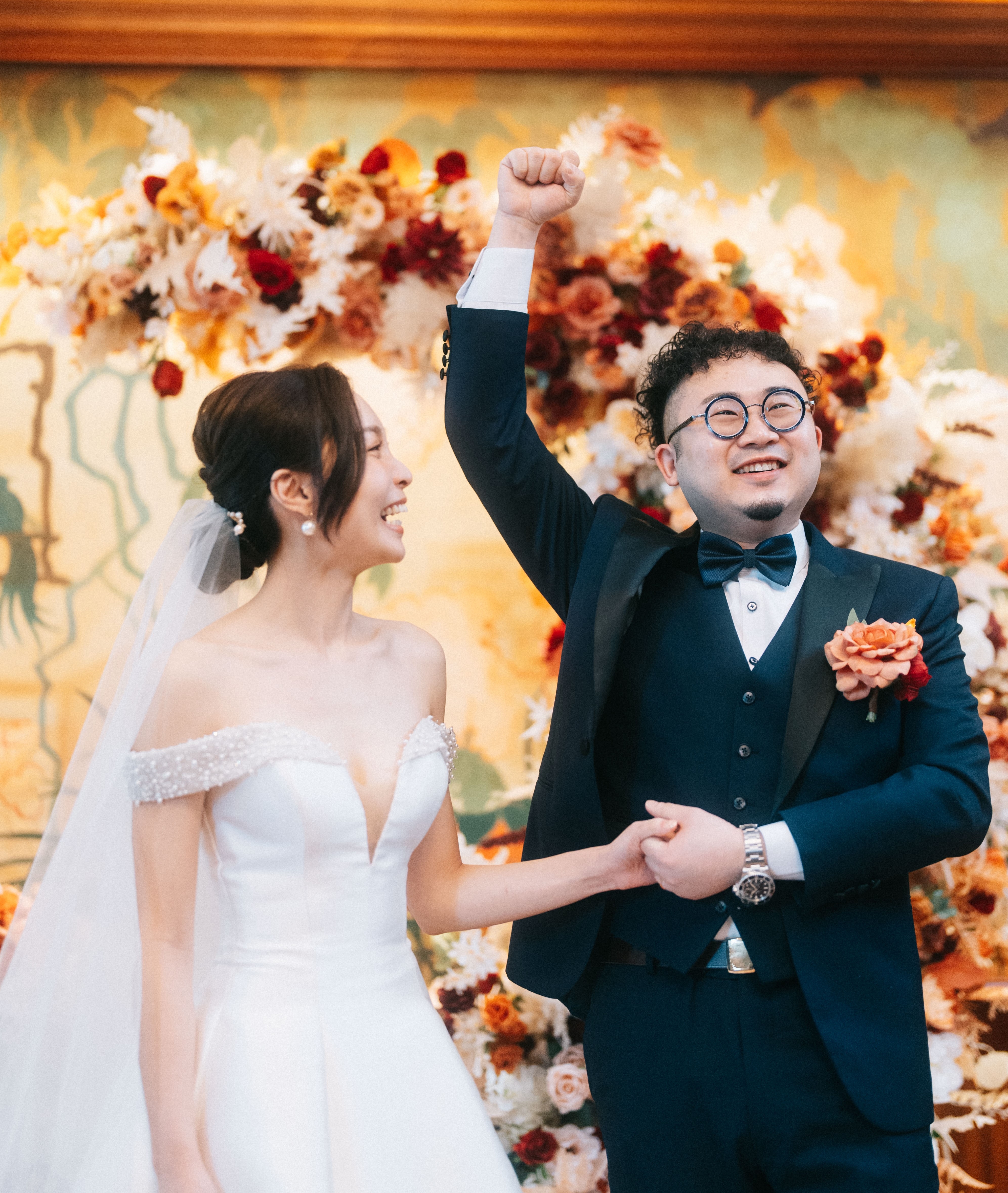 在雙方家長及一眾親友見證下結成夫妻。