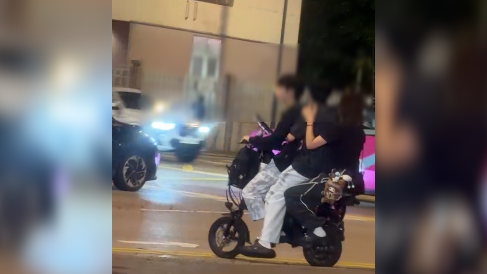 元朗驚險電動車過馬路　少年載兩人「排排坐」　網民：遲早出事