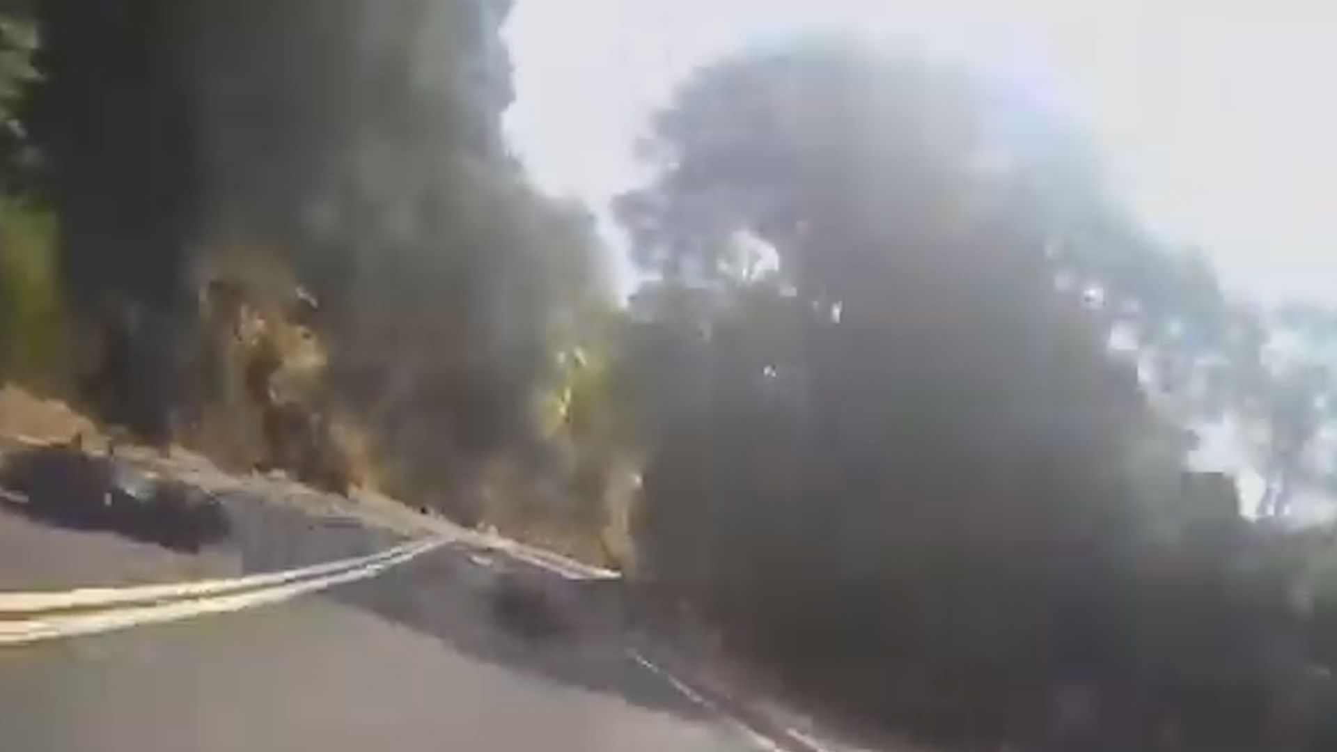 荃錦公路鐵騎士彎位失事翻滾6圈，電單車撼向山邊再反彈。