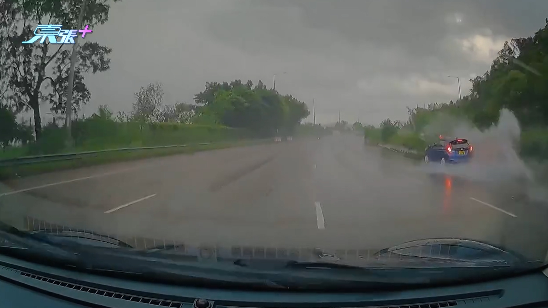 車Cam直擊｜吐露港公路私家車天雨路滑跣胎打白鴿轉　高速自炒剷壆激起巨浪 （FB@車cam L（香港群組））