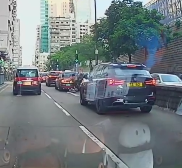 車Cam直擊｜電動單車馬路行快線送外賣追尾撞的士