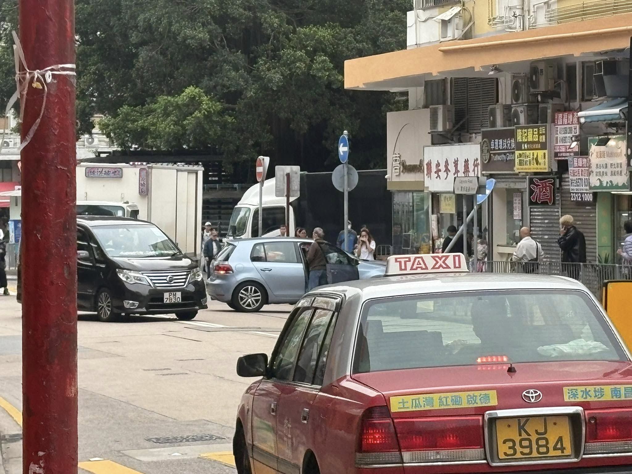 九龍城82歲老翁誤踩油門直撞車閘　1名八旬老婦捱撞