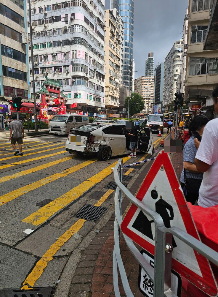 今日（5日）下午2時03分，警方接報佐敦道有5車相撞，涉及3輛私家車及2輛巴士，共8人受傷。（Facebook圖片／車cam L（香港群組）／志雲）