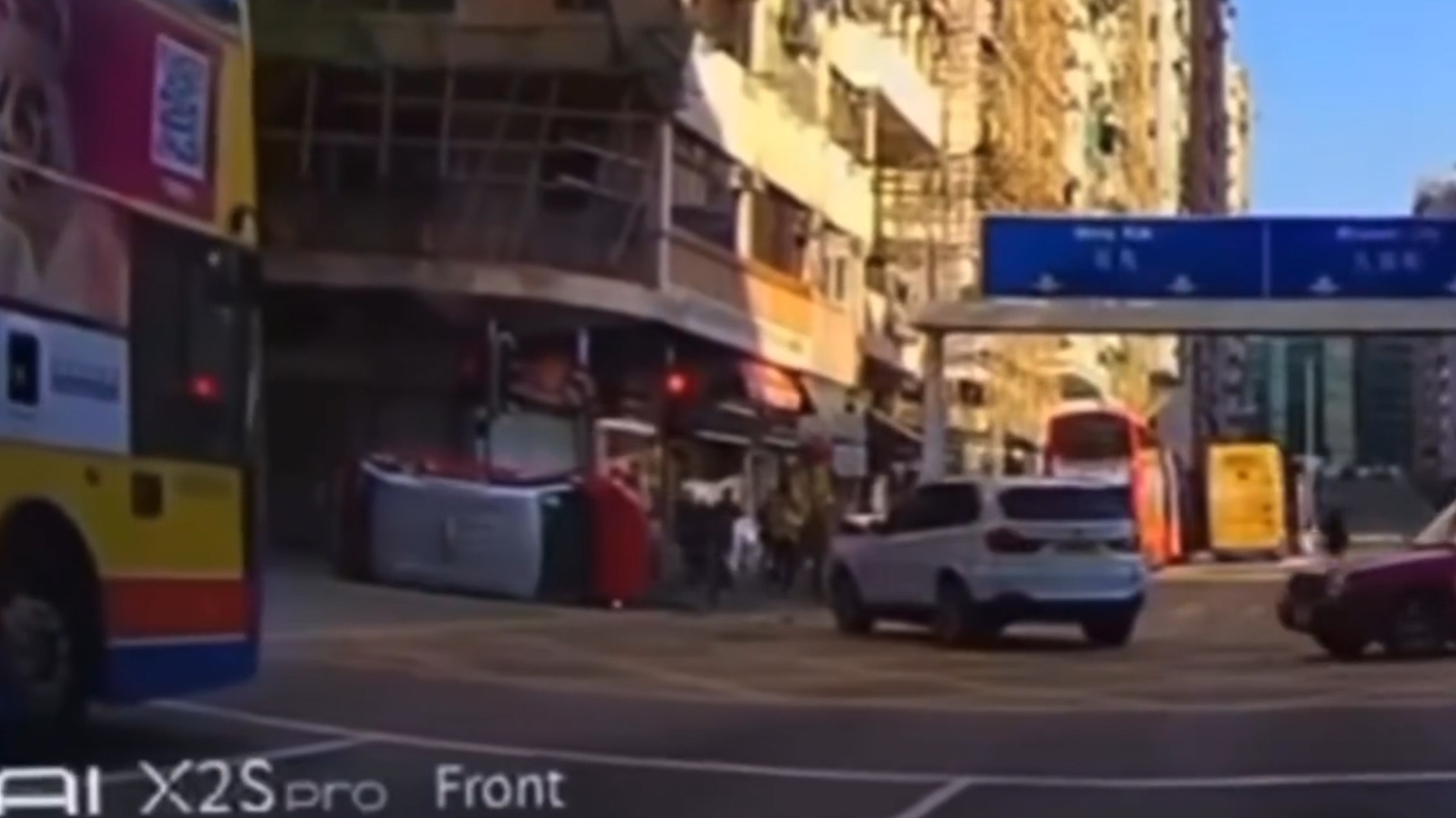 車Cam直擊｜長沙灣道車禍事發一刻　BMW私家車疑衝紅燈撞到的士翻側