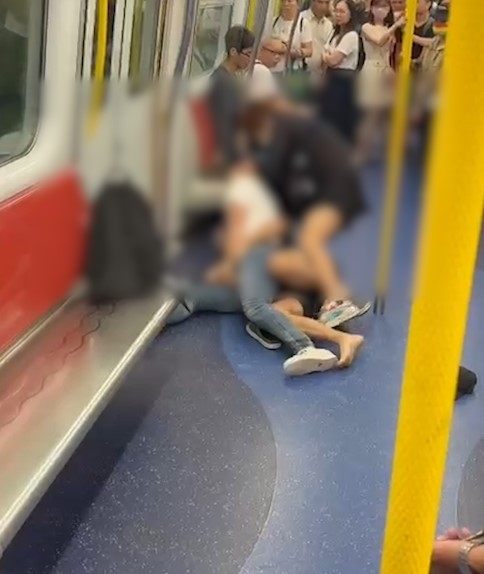 東張西望報料｜黑雨港鐵屯馬線爆MMA　3人混戰玩「碌地沙」　乘客爭相走避