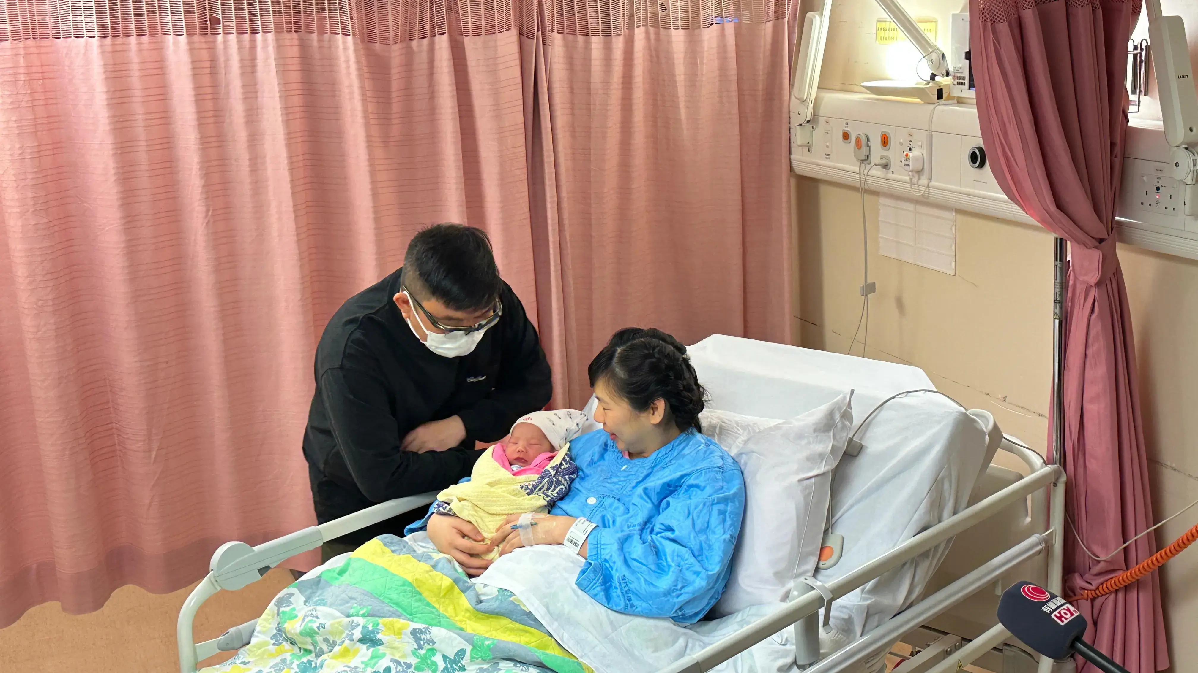 元旦BB｜男嬰遲預產期一周搶閘出世。(醫管局提供)