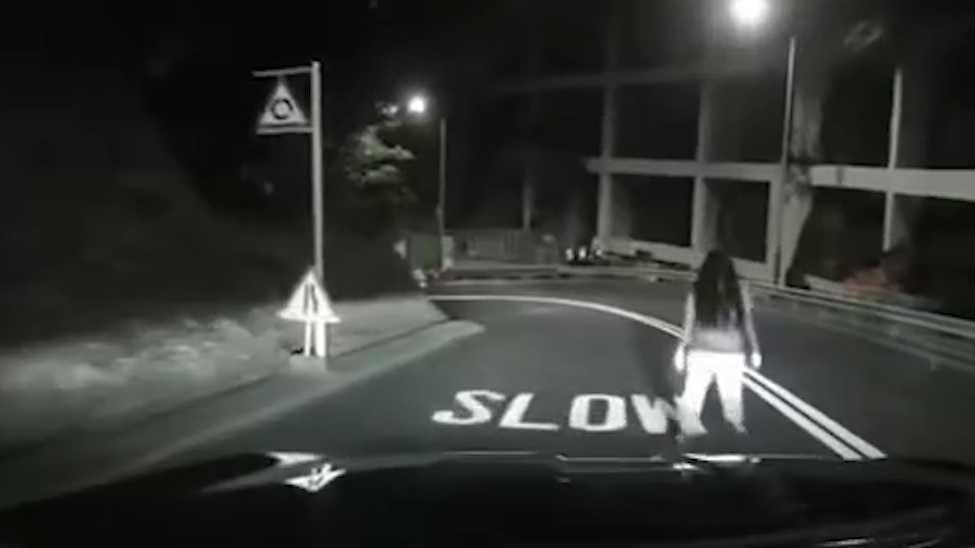 車Cam直擊｜北角路中心突現「長髮女子」　片主嚇窒：太空油定鬼