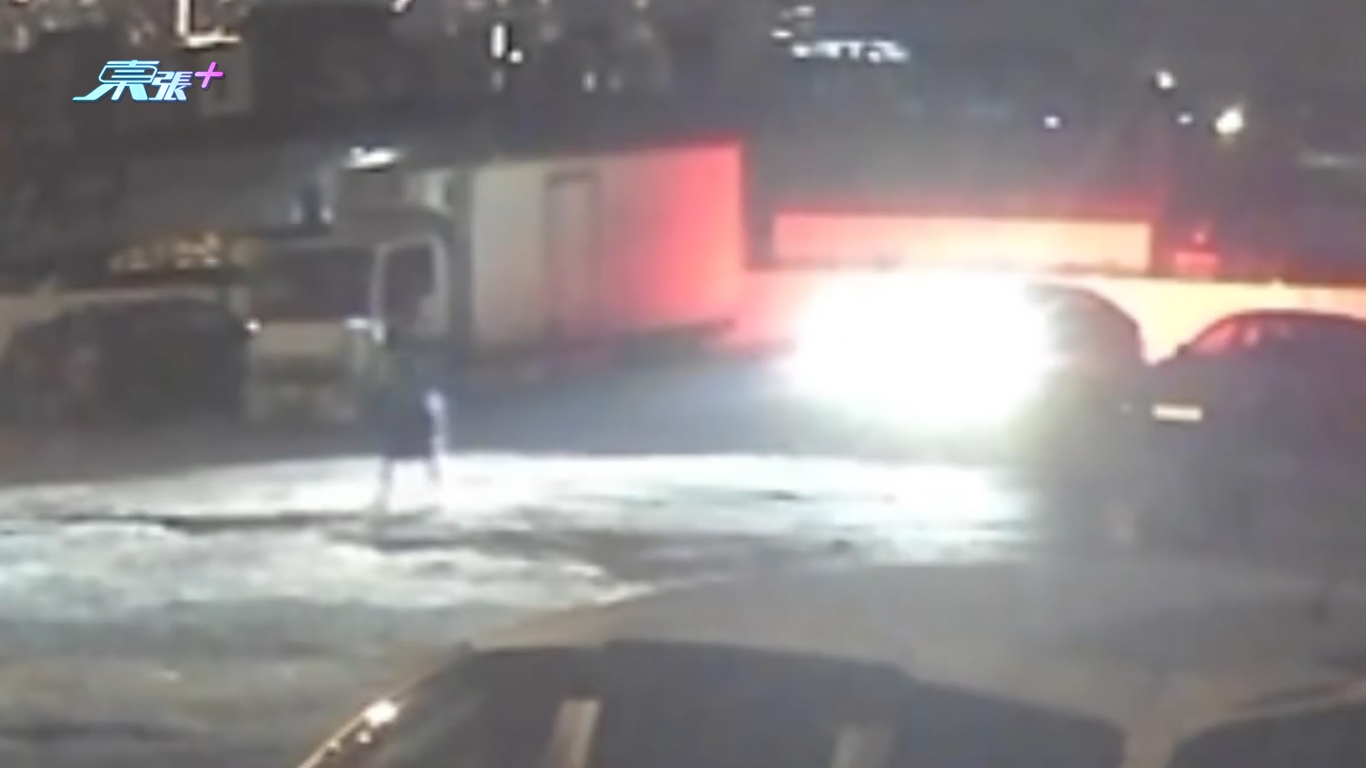 東張西望報料｜元朗山下村停車場非法搞「煙花大會」　村民：彈花晒啲車