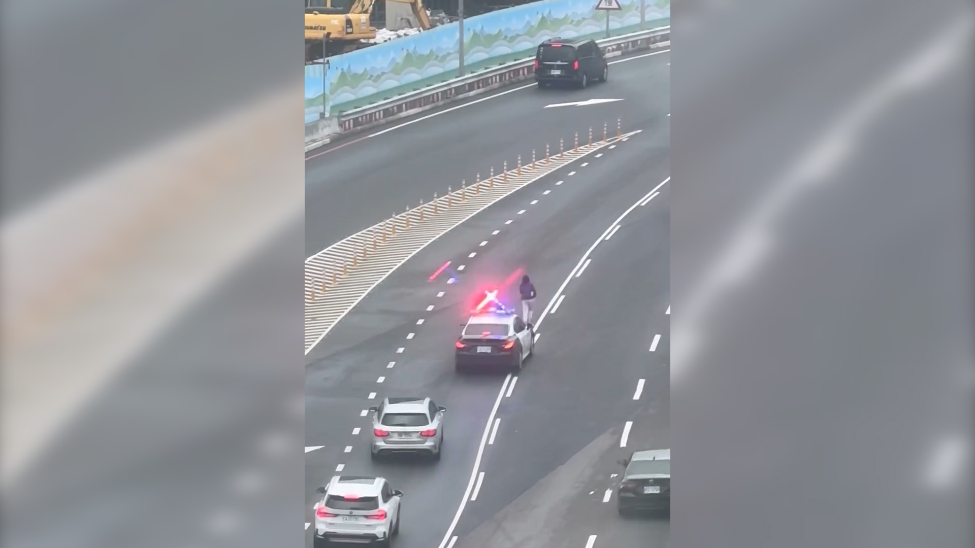 48歲港女桃園機場「趕登機」　疑因迷路狂奔高速公路全程被拍下 (Threads@ming_01_12)