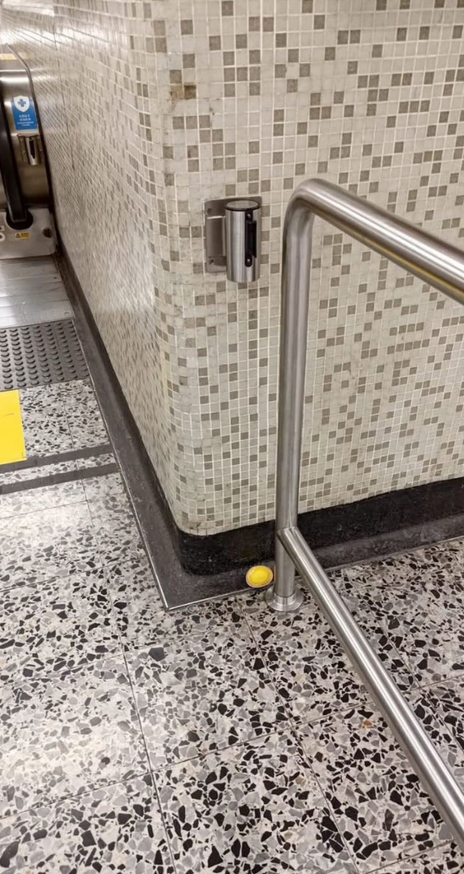 油麻地站出現「搞笑失物」竟為蛋撻一隻　市民網上發帖尋物主：邊個跌咗？