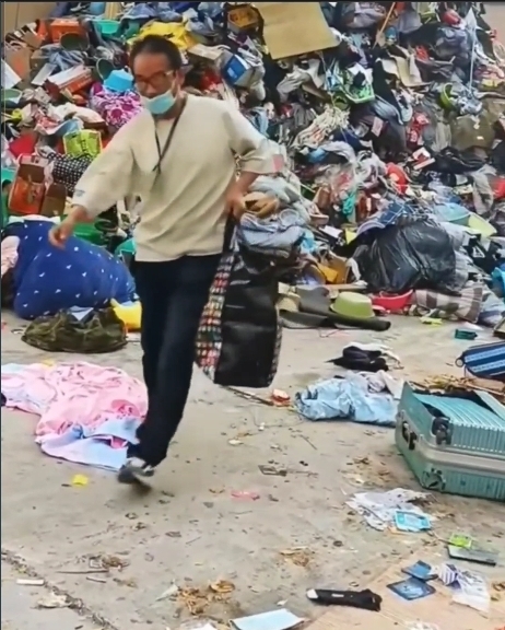 員工的行李箱、衣物、臉盆等物品全被清出宿舍。網絡圖片