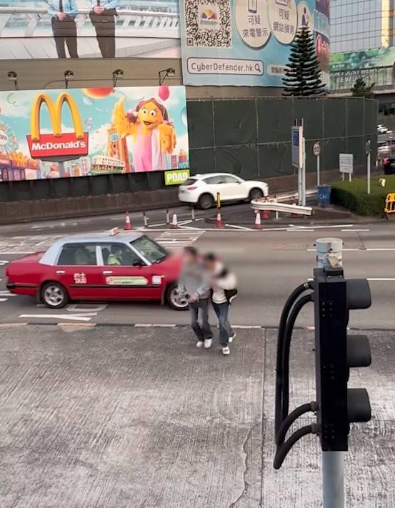 兩男誤闖紅隧口過馬路，最後要職員帶走。(T@nicola223)