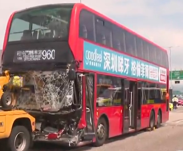 九巴車頭嚴重損毀，車頭擋風玻璃爆裂，多名乘客受傷，仍然清醒，有人坐在路邊待援。（網上圖片）