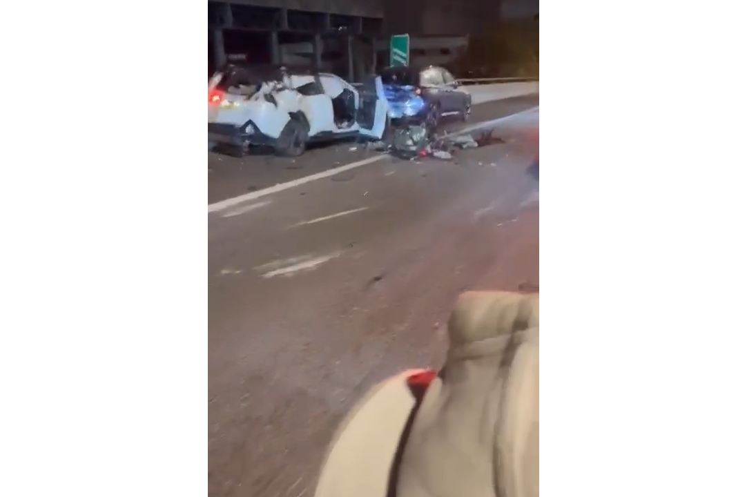 西九龍公路車禍疑的士切線撼私家車3人死。(影片截圖)