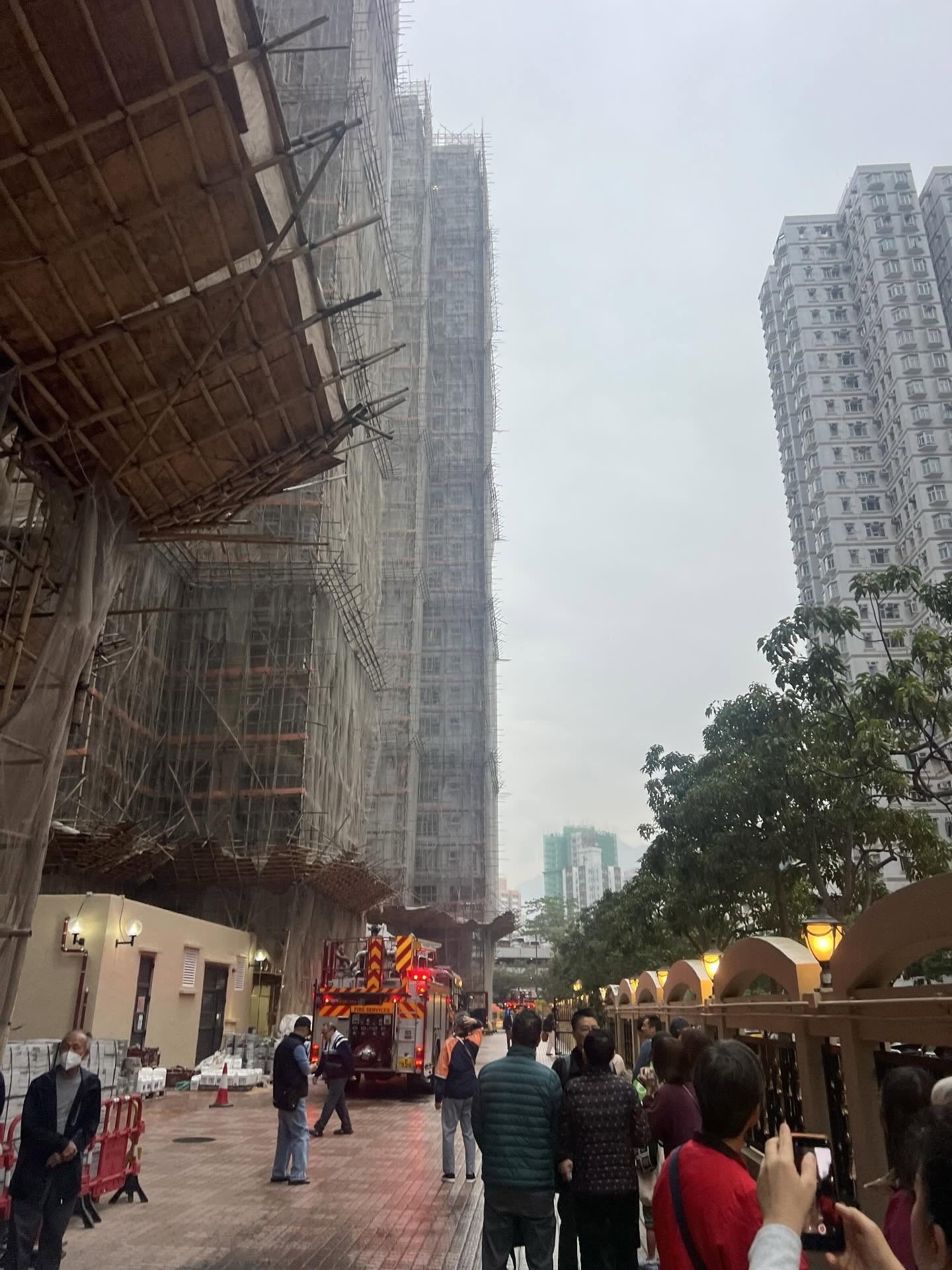 今日（1日）清晨，屋苑第1座一個單位懷疑因電熱水壺上雜物受熱冒煙，現場一度濃煙瀰漫，約50名住戶緊急疏散。