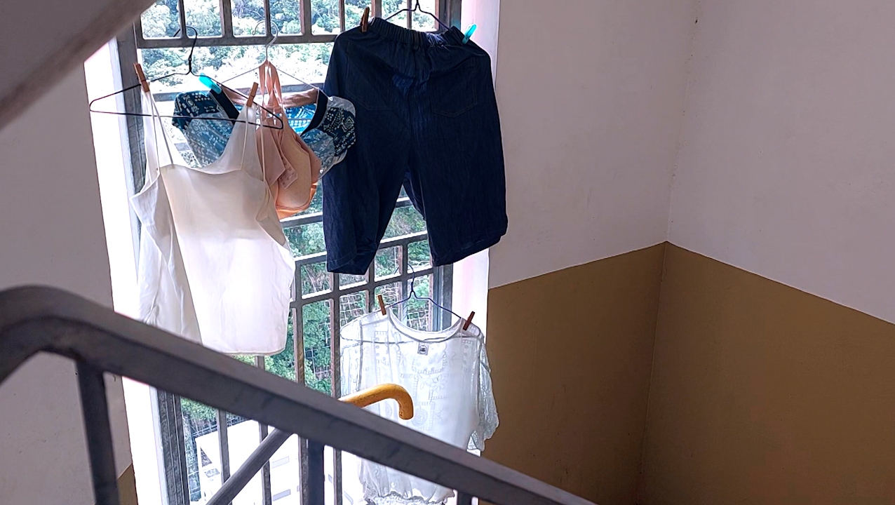 後樓梯堆滿雜物　窗掛女性貼身內衣