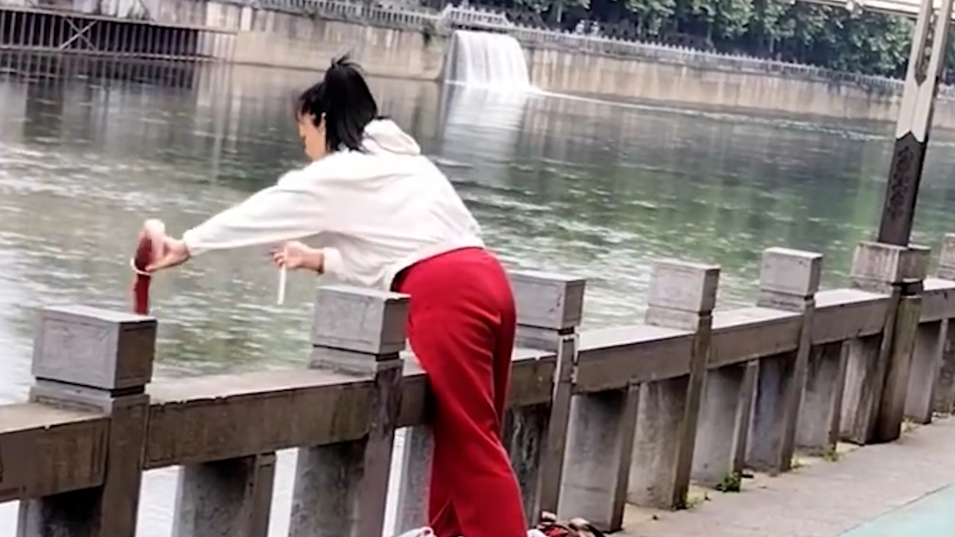 貴州女子河邊「放生奶茶」惹熱議　內地網民批無聊：之前有人放生礦泉水 （微博影片）