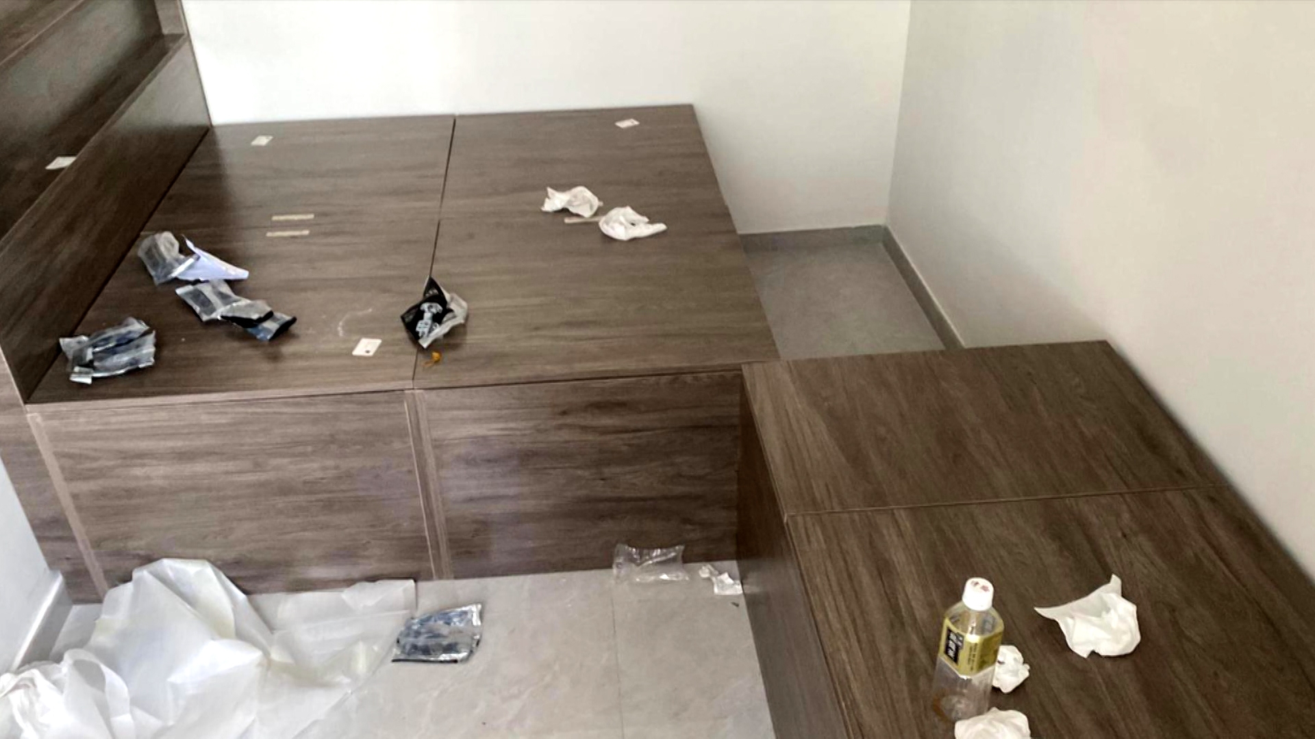 李生方面的裝修亦爛尾，屋內多款傢俬的尺寸錯誤，李生直言「全部係垃圾」。