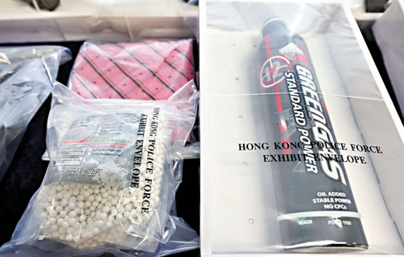 內地遊客持仿製步槍手槍搭港鐵惹恐慌　警查「天眼」後即日拘捕