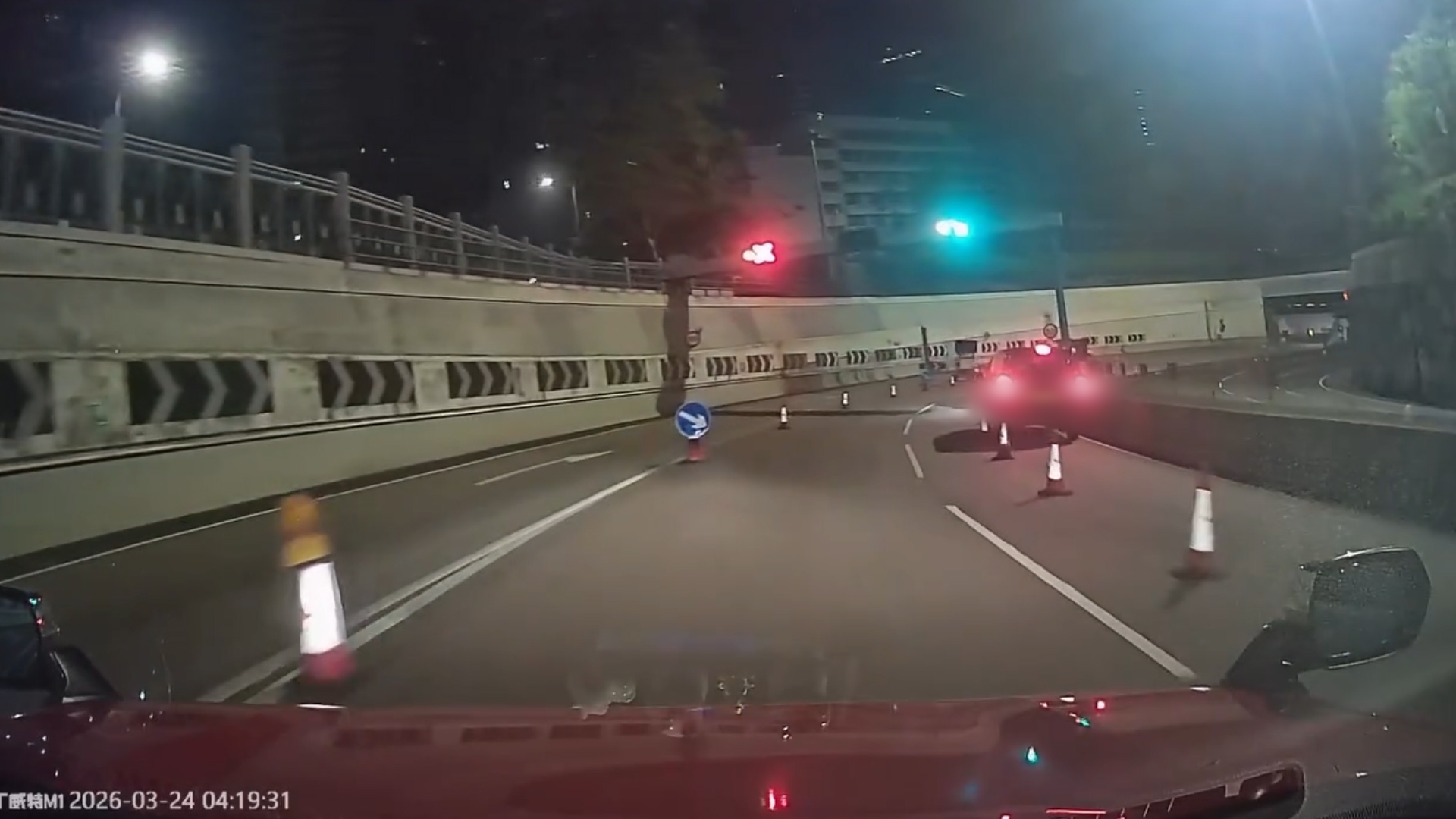 車Cam直擊｜私家車深夜東隧玩「瑪利歐賽車」　入錯線撞冧雪糕筒：車牌淘落嚟？