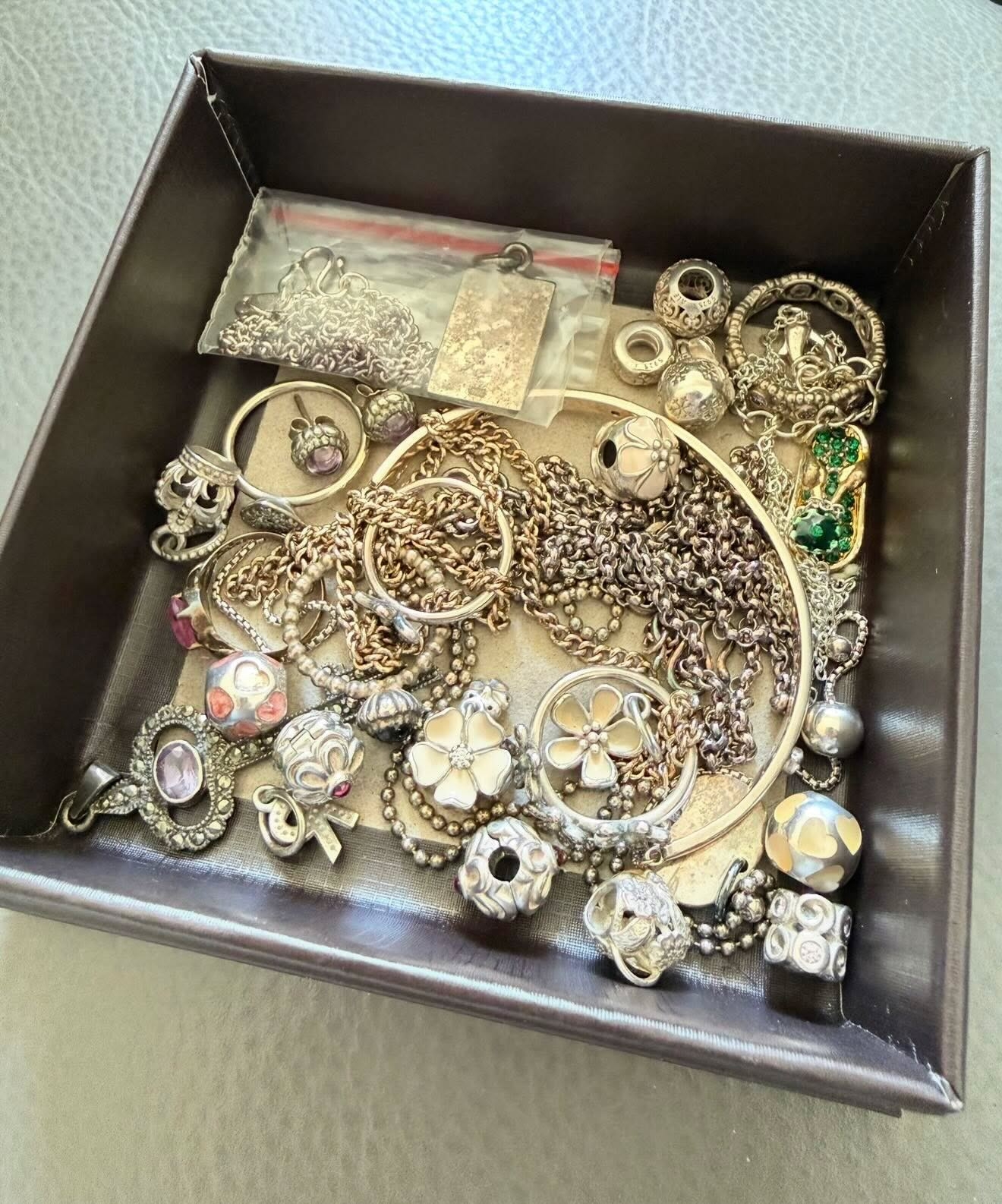 樓主表示，原本打算將這些銀飾品當作垃圾丟棄，後來發現原來可以將其放售，決定將首飾帶到收購貴金屬的店舖去回收。（Threads圖片／choupettech）