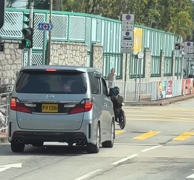 天水圍電動輪椅馬路高速奔馳