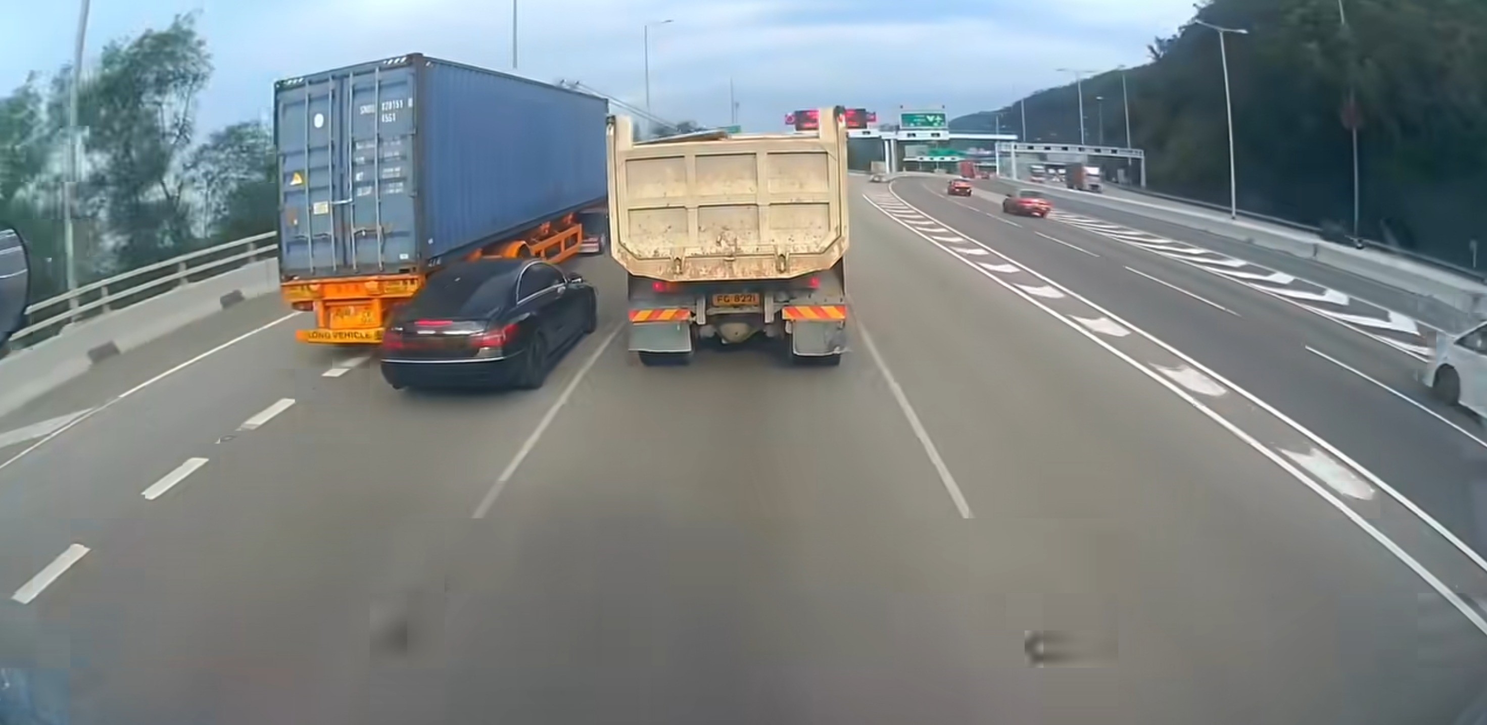網上流傳片段顯示，涉事車輛半小時前曾在長青公路高速爭線，險象環生，網民批評「亡命駕駛終自炒」。