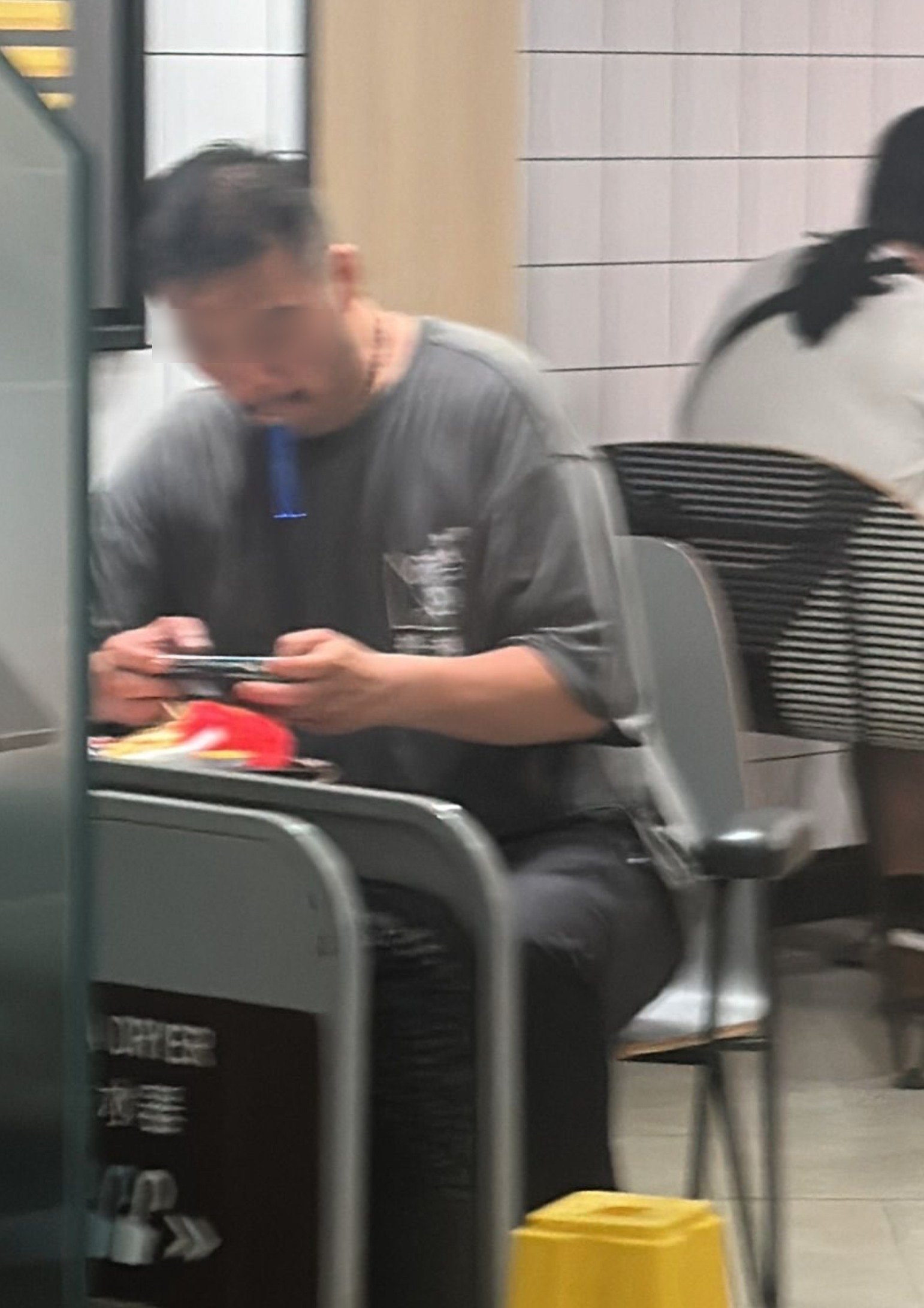 東張西望報料｜牛頭角快餐店內「大隻哥仔」疑公然吸電子煙　　勸阻反被恐嚇：差啲俾人打 （Threads＠y.zdaily）