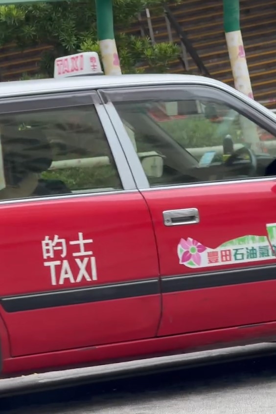 的士司機石蔭邨外玩「躺平」路上駕駛　市民看完心怕怕：扮無人駕駛？