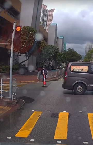 有片｜天水圍巴士迷為影巴士擺雪糕筒擋馬路