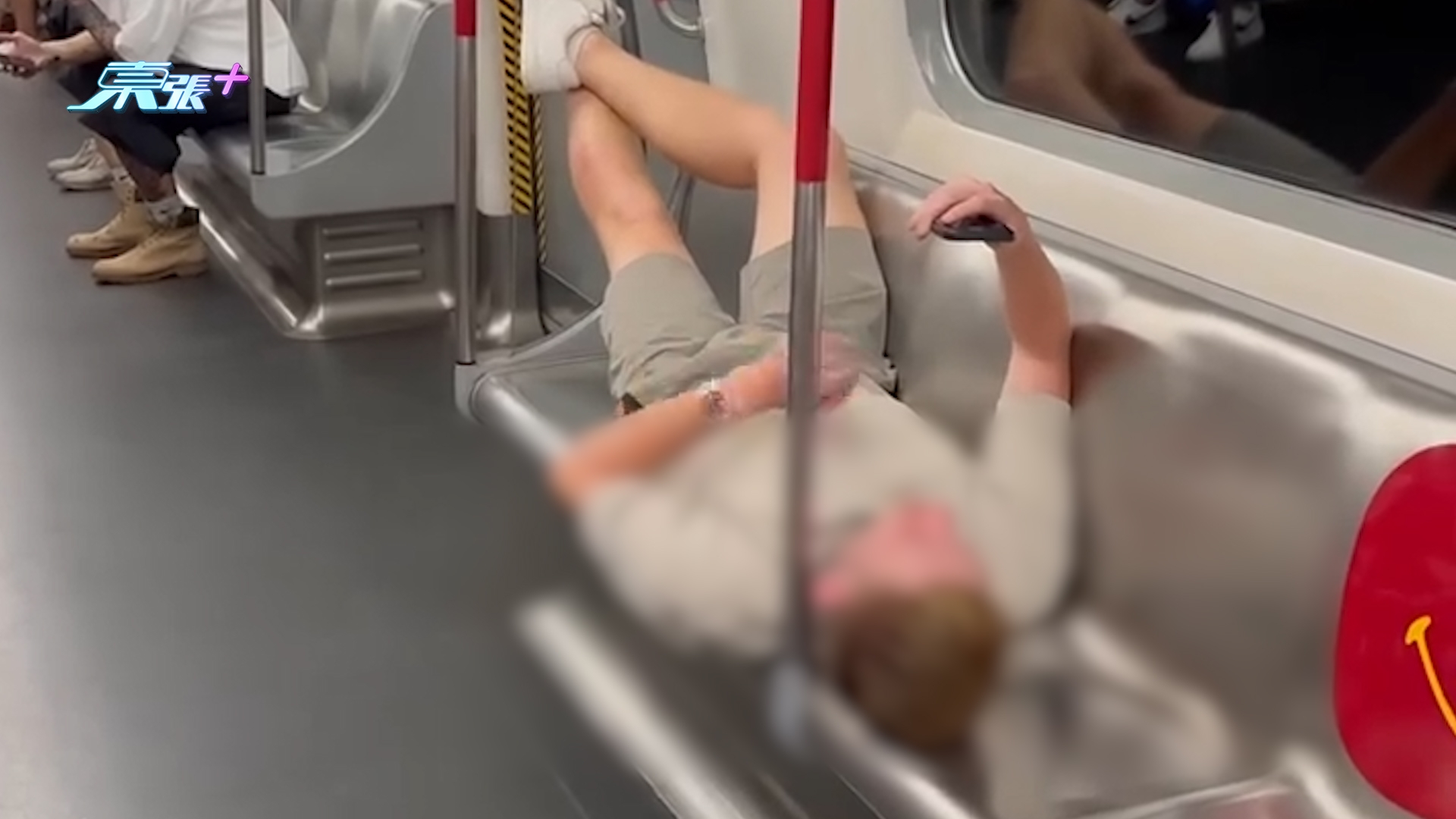 港鐵外籍人士勁無公德心　瞓車廂座位仲着鞋棟起腳　網民批「糟糕骯髒」