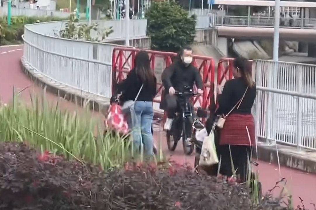 有片｜屯門兩電動輪椅單車徑奔馳，後面仲「載客」勁滋悠！