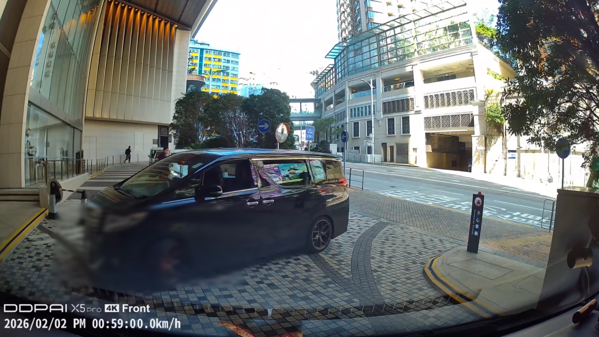 車Cam直擊｜中港牌七人車逆線駛停車場　倒後仲要撞欄杆　片主：日日都有￼笑料