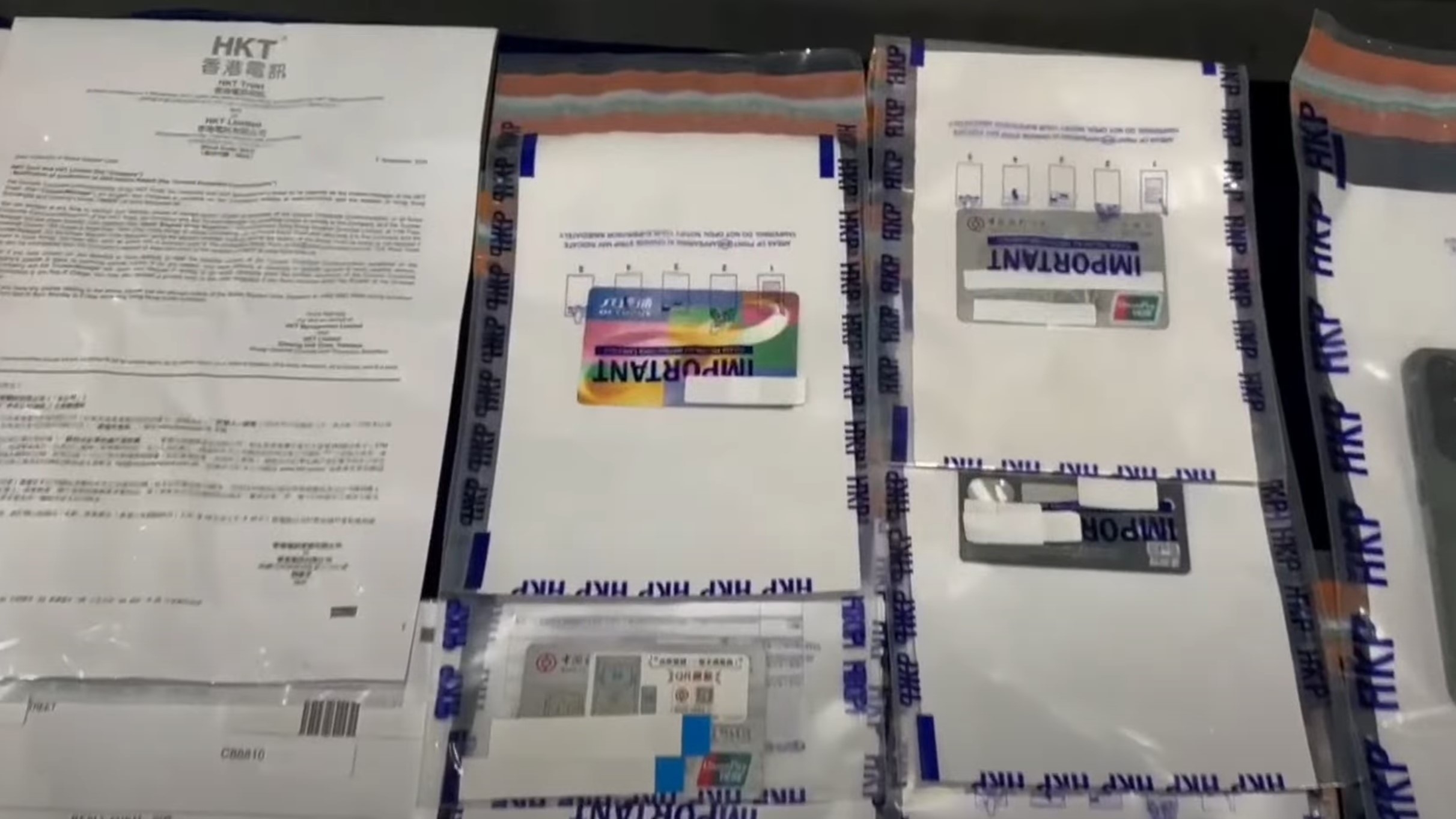 警方在現場搜獲超過29萬元港幣現金、多部手提電話及少量懷疑毒品，包括「冰」毒、可卡因及依托咪酯（前稱「太空油」）。（警方YouTube直播截圖）