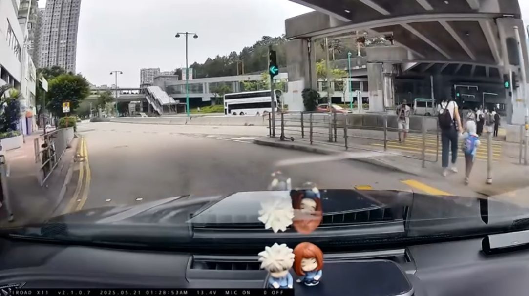 車Cam直擊｜屯門婦人無視燈位帶小朋友衝紅燈　司機：望都唔望下