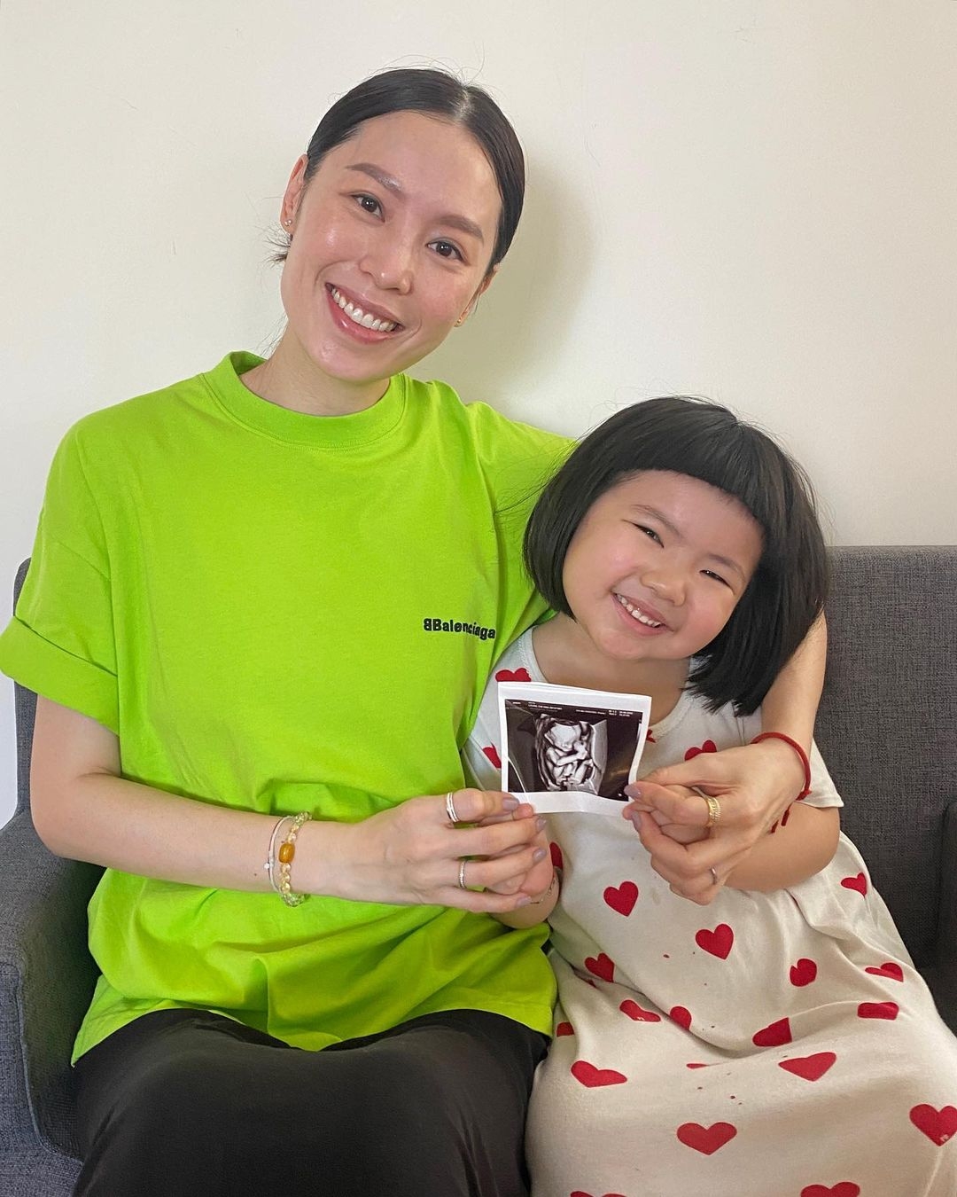 噚晚Lucy媽貼出大肚相，趁老公李璨琛正日生日，宣佈再懷孕。