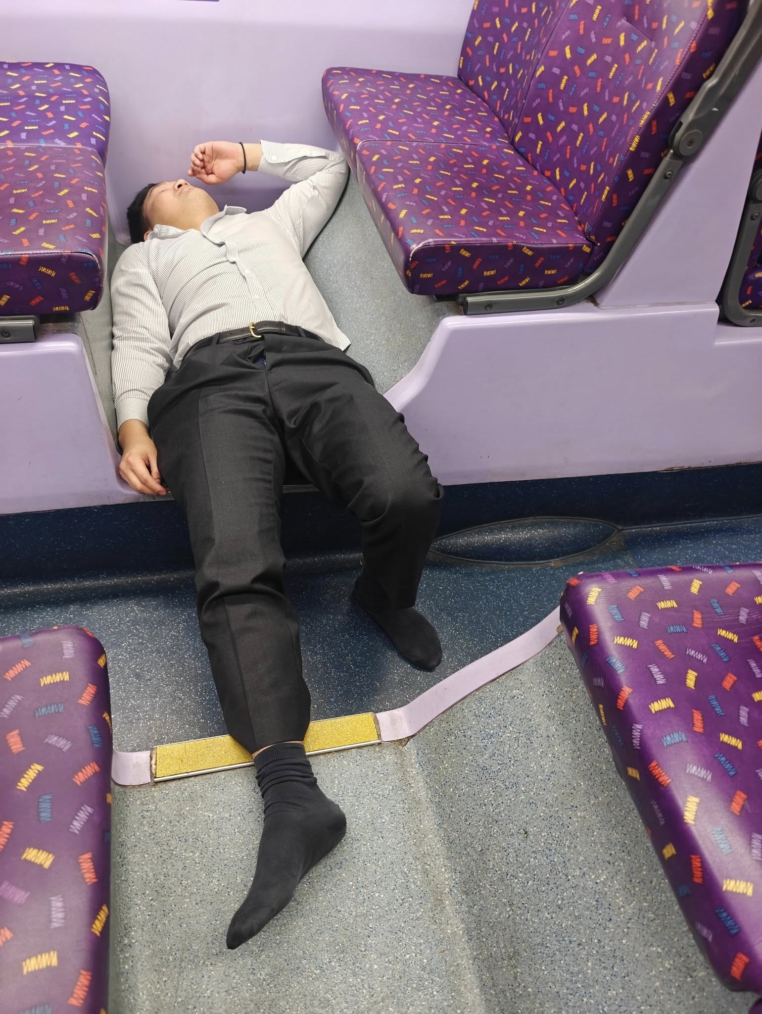 城巴醉客「高難度睡姿」橫跨座位惹網民熱議，後續司機現身處理。(FB@Lau Toby)