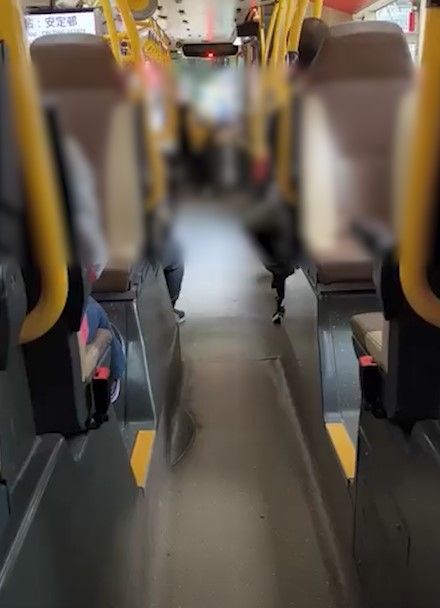 有片｜巴士阿叔大鬧車廂稱要「等埋老婆」　乘客鼓譟　結局最終居然這樣！