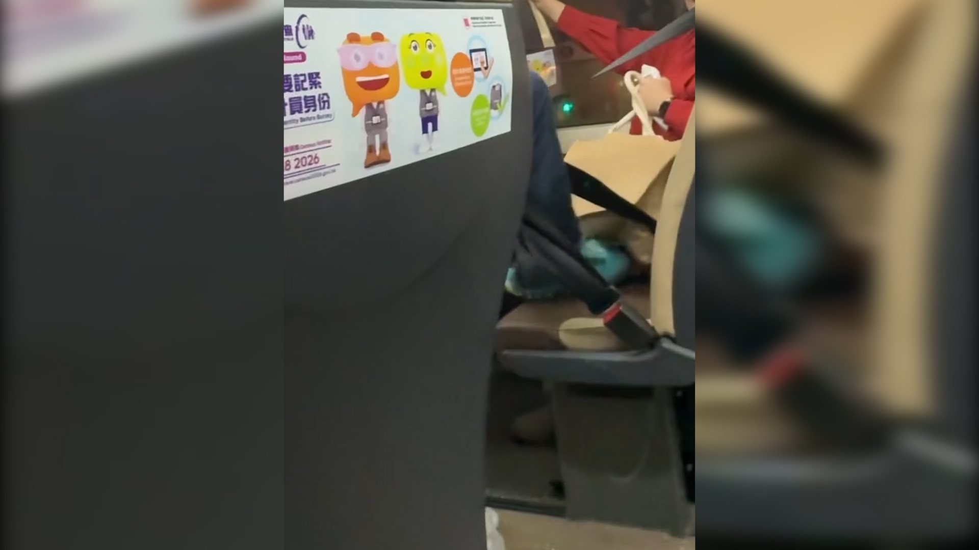 男子因不能自行鬆脫安全帶，而慢慢繞過安全帶行出來，當時安全帶仍扣於座位上