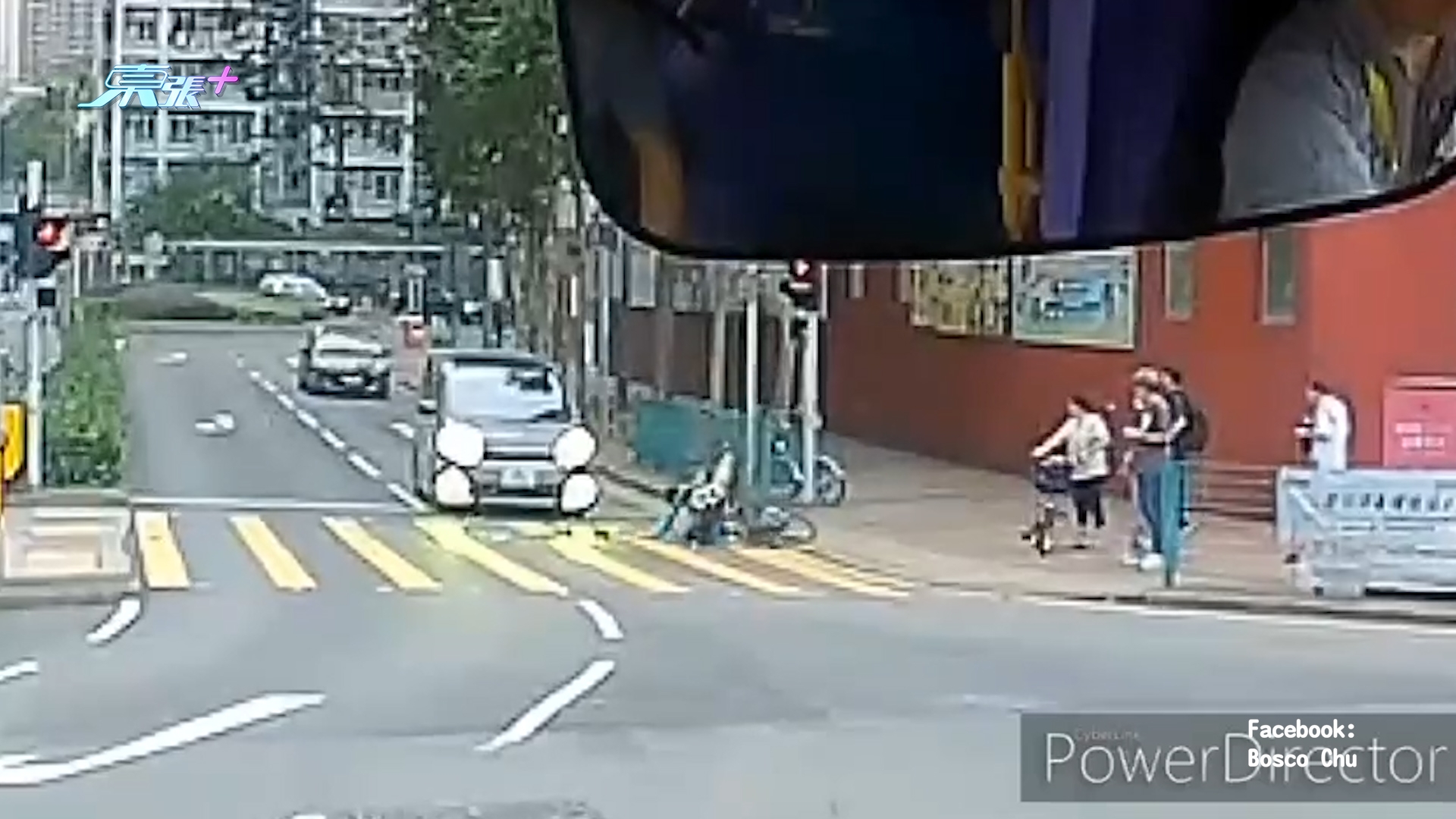 車Cam直擊｜外賣員過馬路疑「落錯brake」剎車　全車向前翻　網民：外賣全沒了