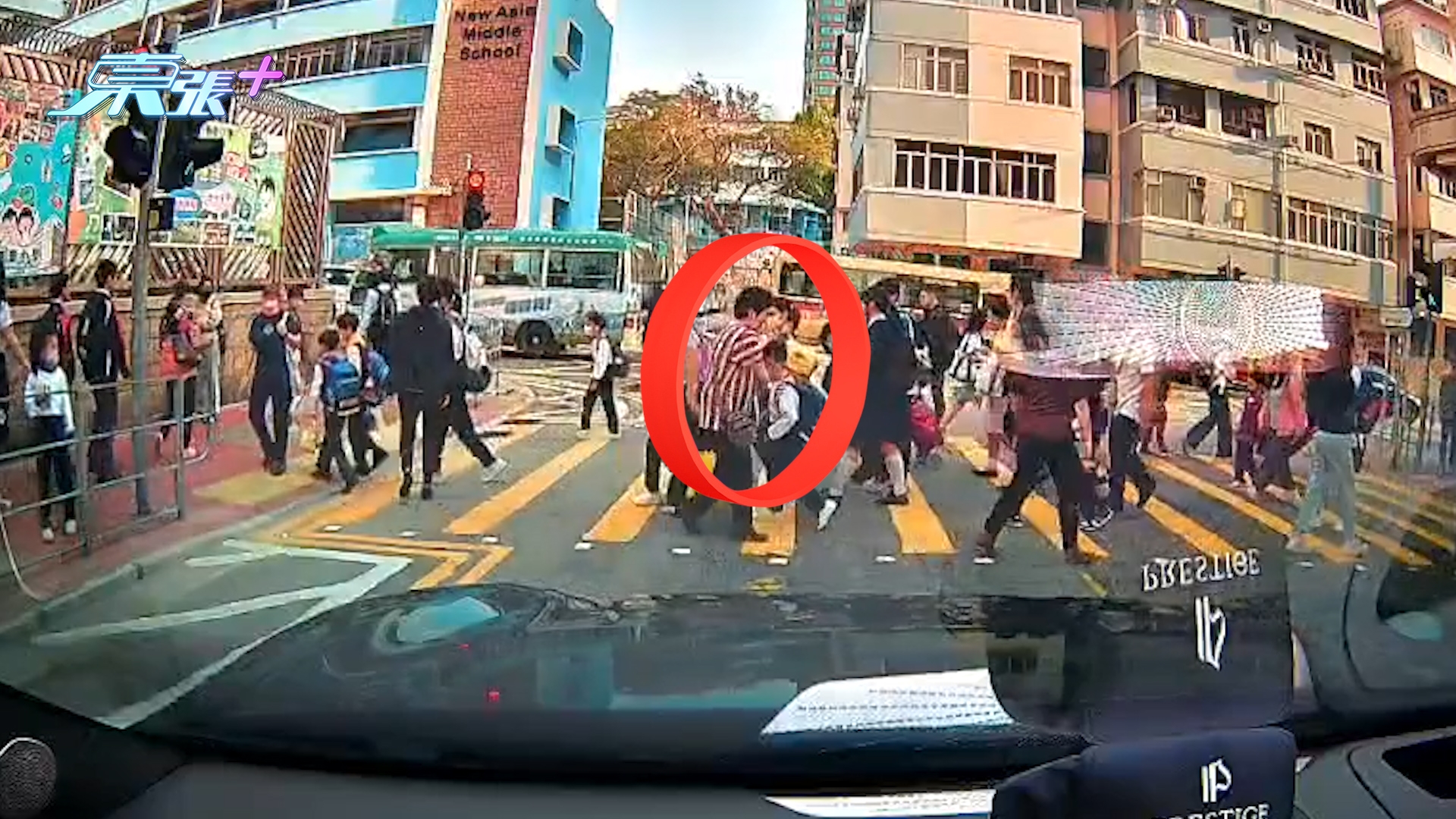 東張西望獨家｜阿婆過馬路掌摑路過細路　觀眾報警不受理轉報《東張》：希望家長小心