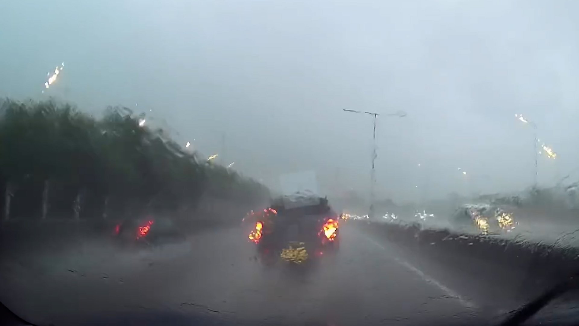車Cam直擊｜司機大暴雨下公路揸車「打死火燈」　網民鬧爆：好學唔學大陸揸法