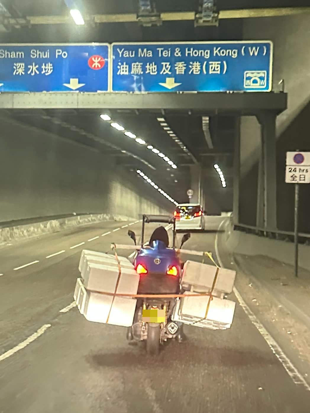 電單車車身綁多個發泡膠箱行公路勁牙煙