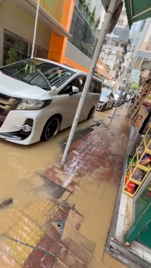 有片｜油麻地鹹水管爆裂　寶靈街路面湧現黃泥水 沙石四濺交通受阻