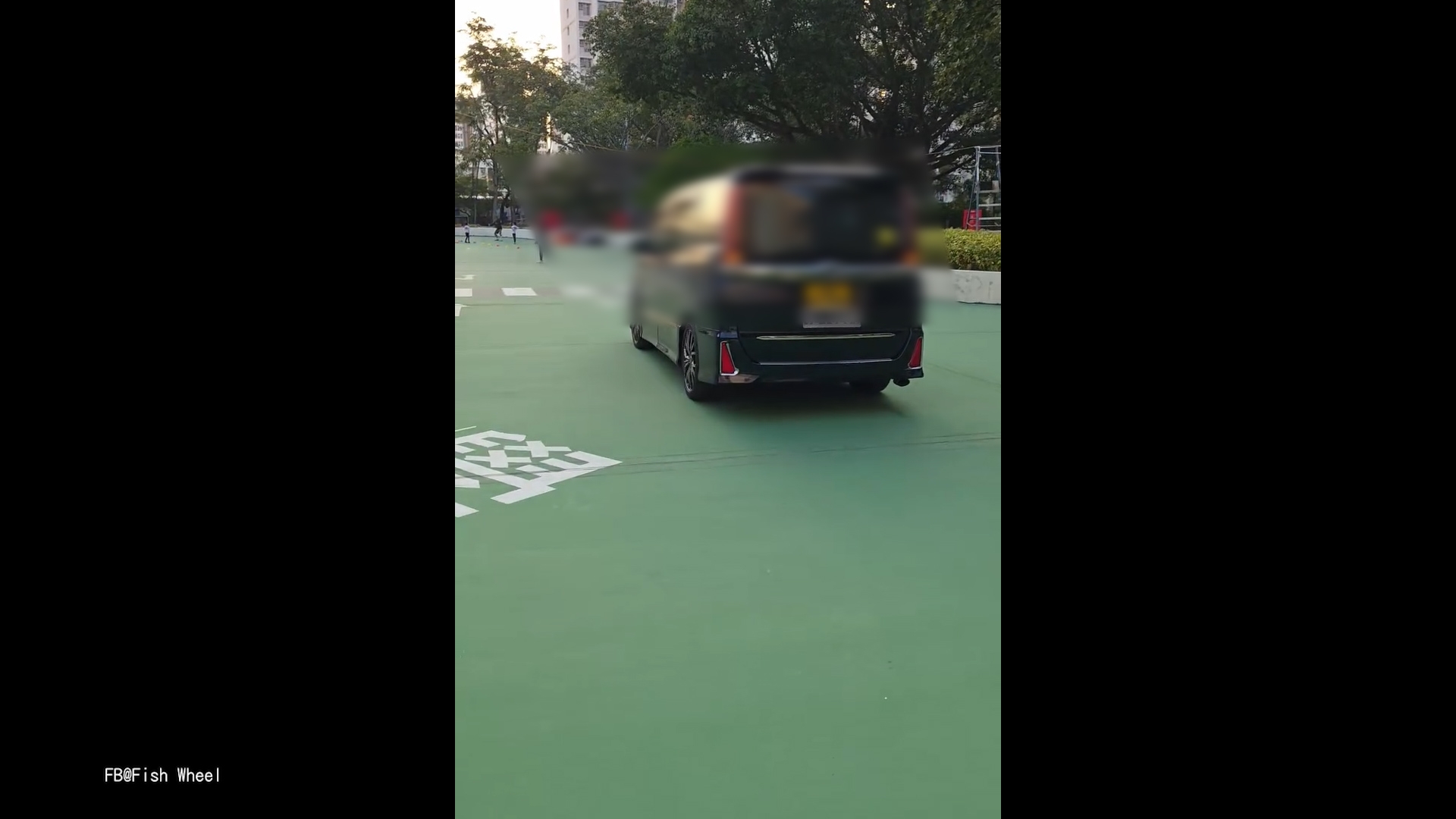 中港車公然駛入兒童單車公園好誇張　市民報警求助：唔好放過佢