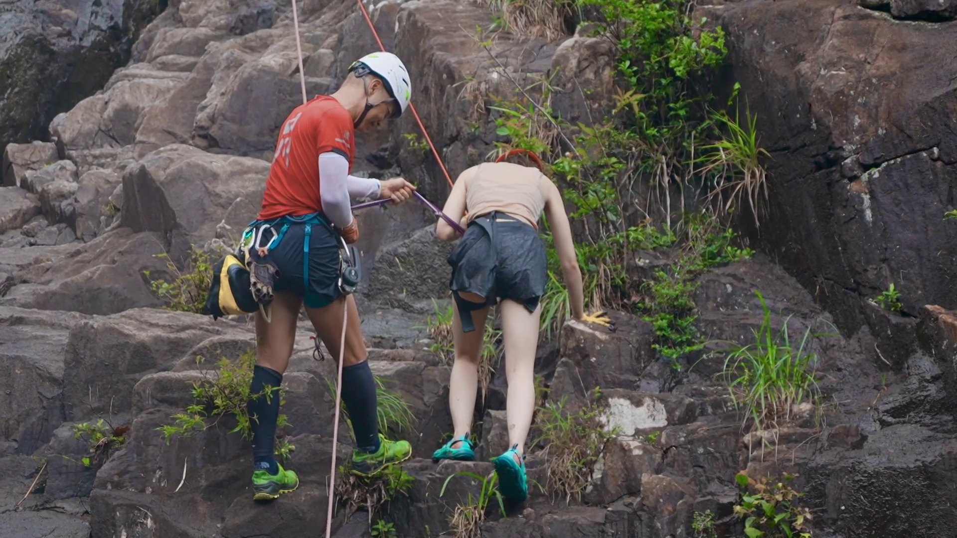 達Sir指導各人繫上爬山繩，Amber成為第一位爬上山的挑戰者。
