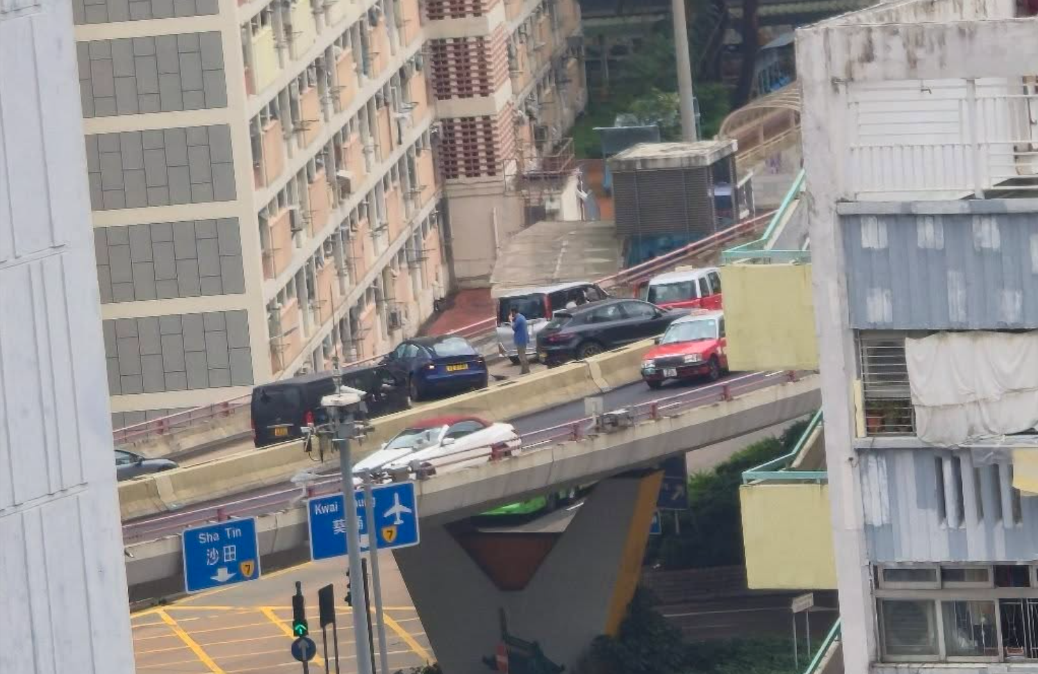 彩虹邨龍翔道天橋4車串燒相撞　往葵涌方向部分行車線封閉